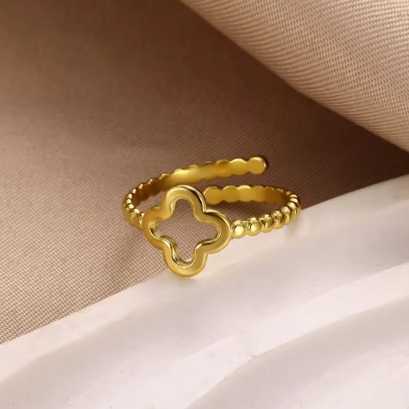 18 KT Gold Over Titanium Clover Ring - Picture 2 of 3